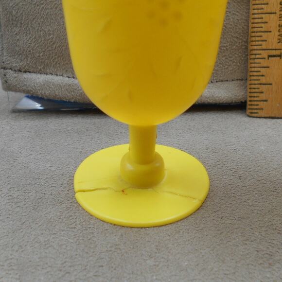 Vintage Aluminum Specialty Co./Chilton Yellow Coffee Pot, Tin Plates, & Cups - Picture 15 of 16